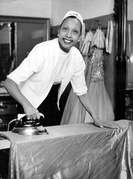 Josephine BAKER ironing, 1956