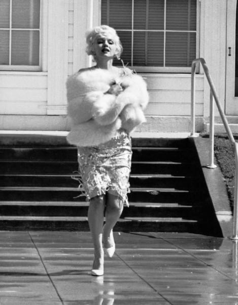 Marilyn MONROE leaving a hotel