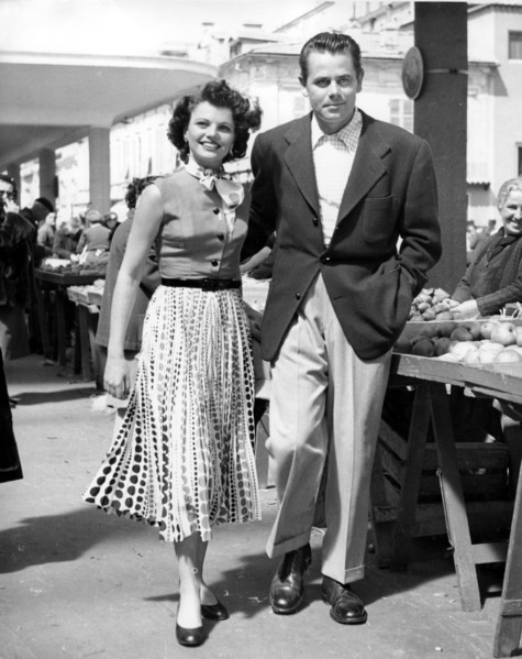 Glenn FORD and Geraldine BROOKS on a walk