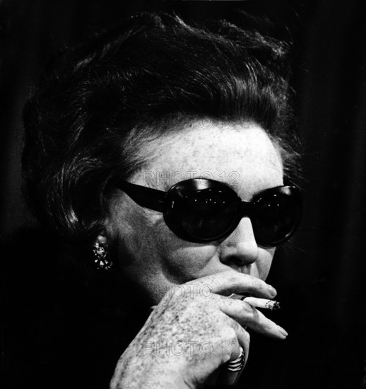 Zarah LEANDER, portrait while smoking, 1967