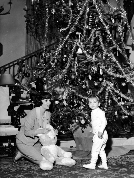 Gina LOLLOBRIGIDA with her son in front of the Christmas tree, 1959