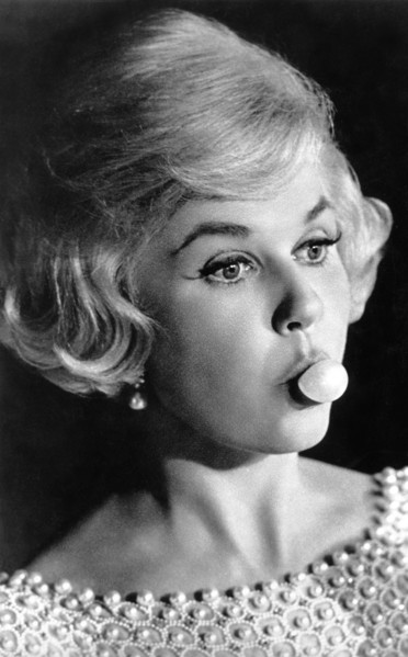 Doris DAY with a bubble gum bubble