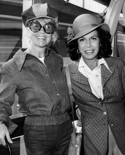 Doris DAY and Jacqueline SUSANN at London Heathrow, 1973