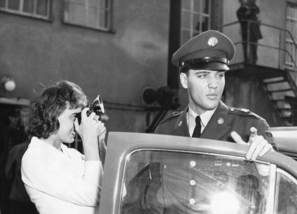 Elvis PRESLEY is photographed by a fan, Friedberg 1960