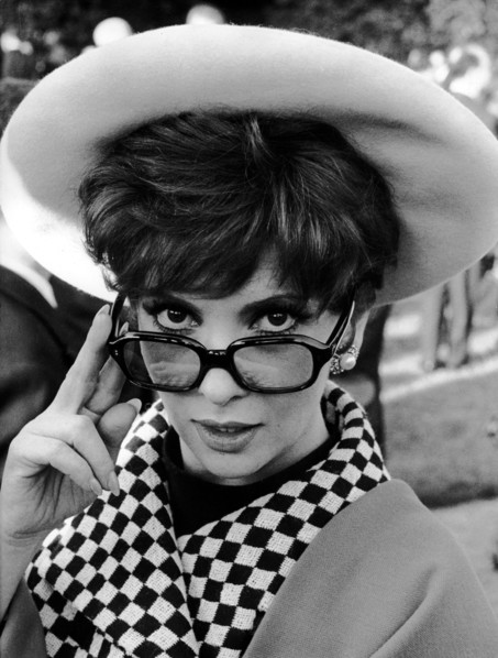 Gina LOLLOBRIGIDA with hat and glasses, 1966