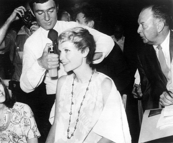 Vidal SASSOON does Mia FARROW's hair