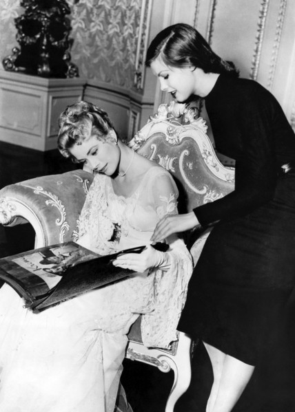 Grace KELLY and Janet LAKE with photo folder, Los Angeles 1956
