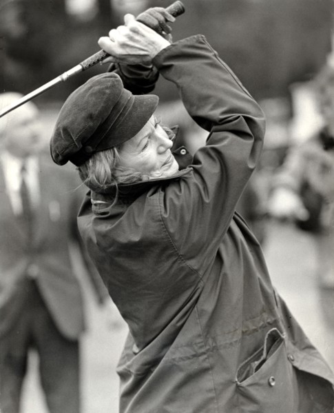 Rita HAYWORTH playing golf
