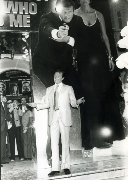Roger MOORE in front of a 'James Bond' cinema poster, Cannes 1977
