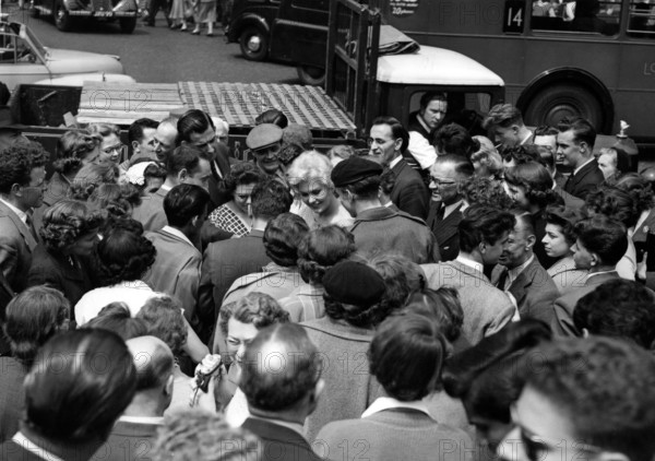 Kim NOVAK surrounded by a crowd, 1959