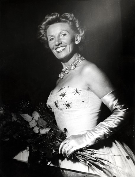 Lale ANDERSEN in evening dress with bouquet of flowers