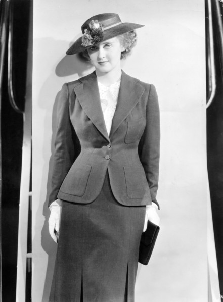 Bette DAVIS in a costume with handbag and hat, 1936