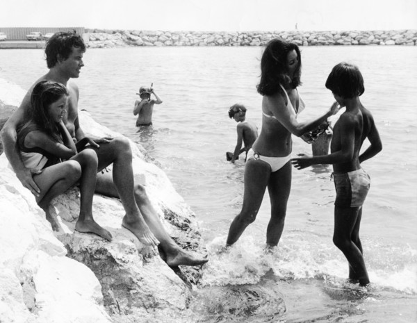 Horst BUCHHOLZ with his wife and children on vacation, 1972