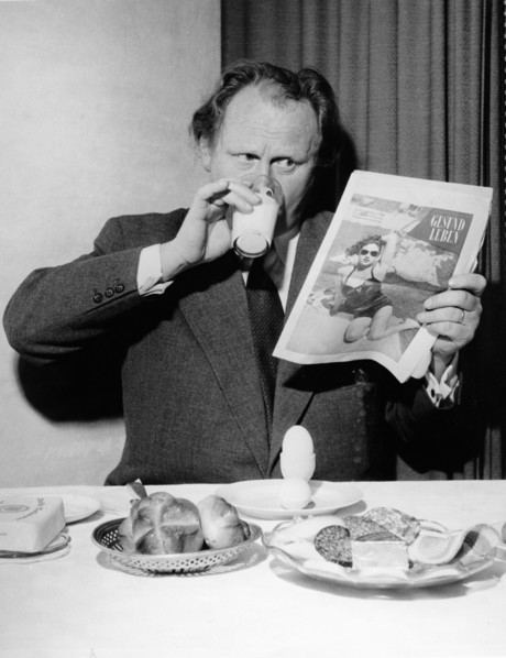 Gert FRÖBE at the breakfast table