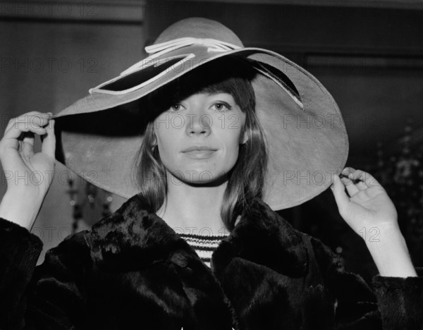 Francoise HARDY with hat 1967