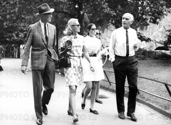 James STEWART and Bernhard GRZIMEK in the Frankfurt Zoo, 1968