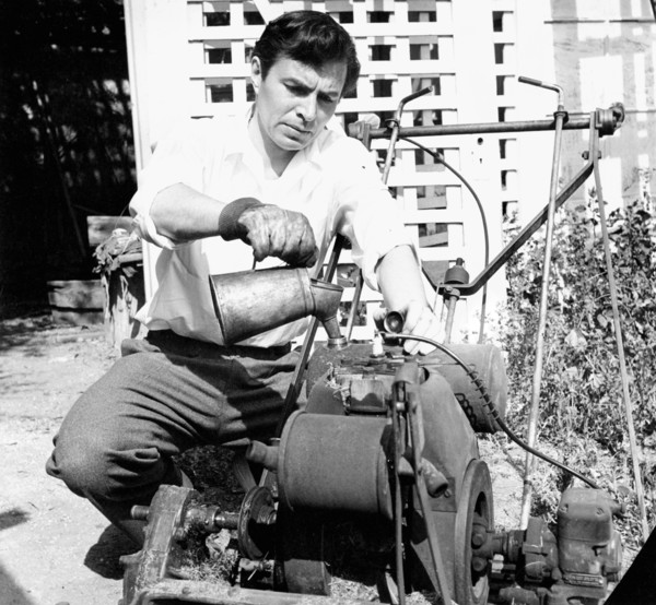James MASON refuels a lawn mower, Hollywood 1949