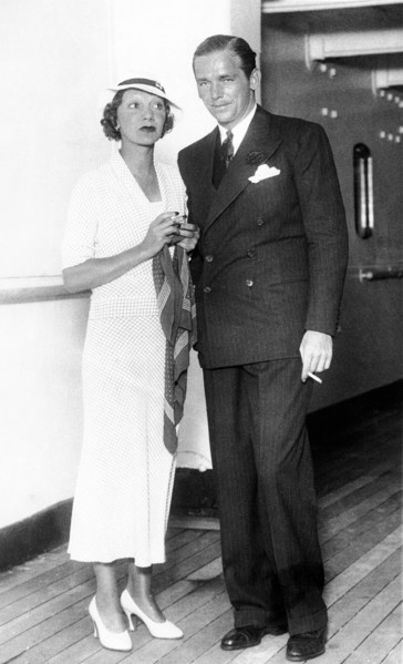 Gertrude LAWRENCE and Douglas FAIRBANKS Jr. on a ship