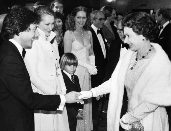 Dustin HOFFMAN, Meryl STREEP and Justin HENRY with QUEEN ELISABETH, 1980
