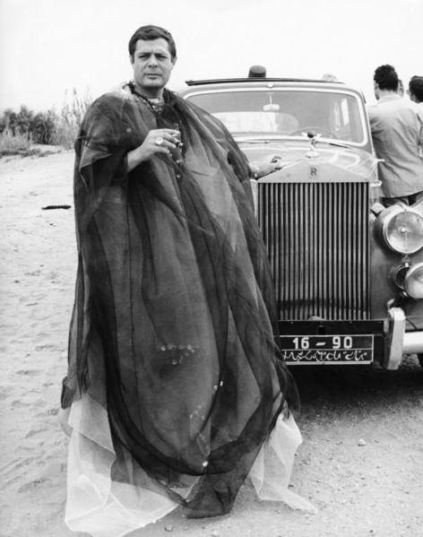 Marcello MASTROIANNI during a break from filming