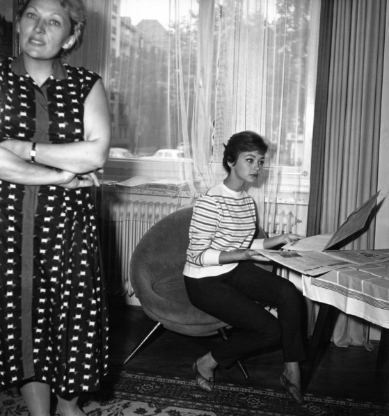 Christine KAUFMANN with her mother at home, late 1950s