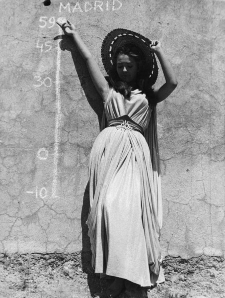 Christine KAUFMANN as a thermometer