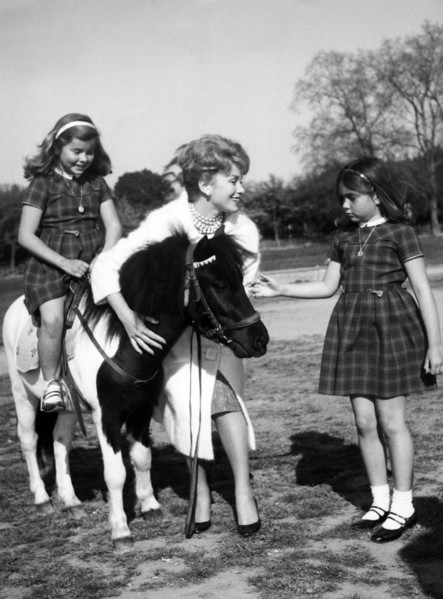 Linda CHRISTIAN with daughters