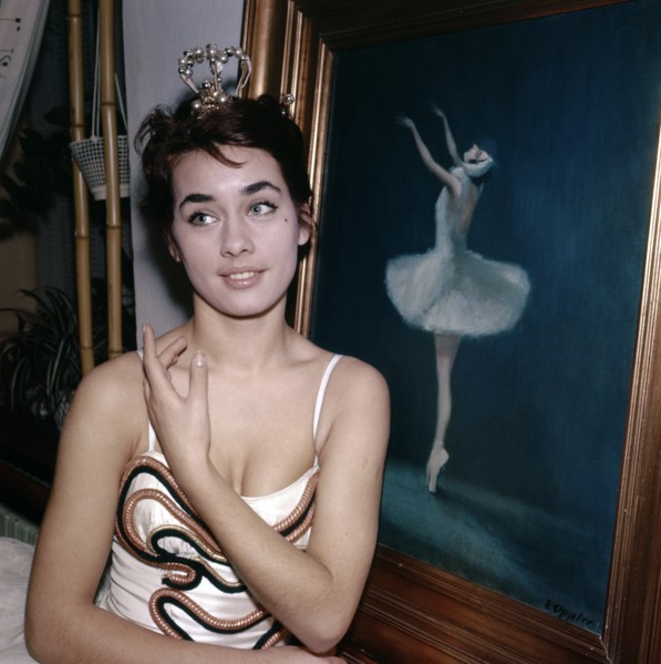 Vera CHEKHOWA with crown
