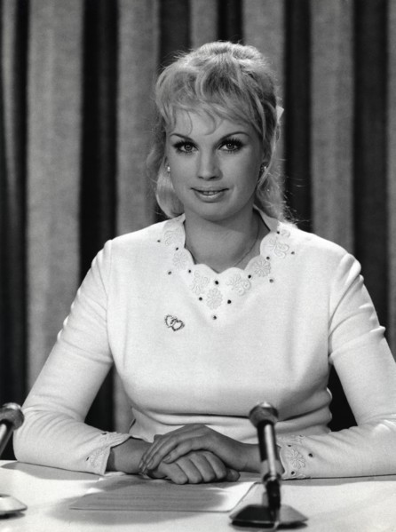 Barbara VALENTIN, portrait in the studio
