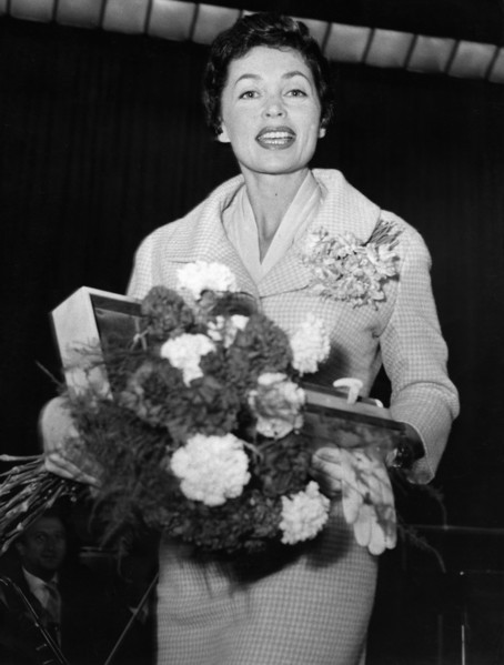 Lilli PALMER receives the German Film Prize in 1957