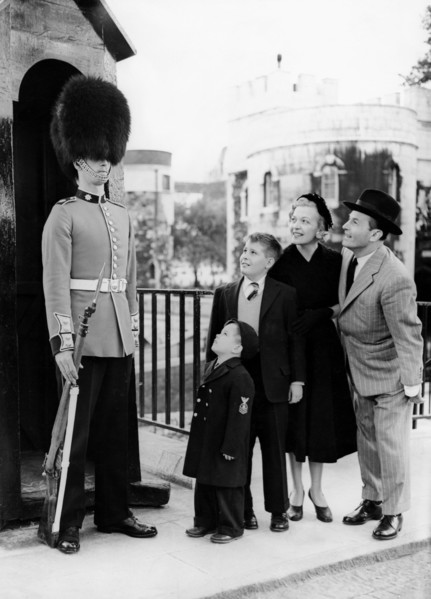 Martha EGGERTH, Jan KIEPURA with children in London