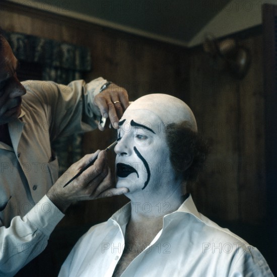 Curd JÜRGENS as a clown in 'The Blue Angel'