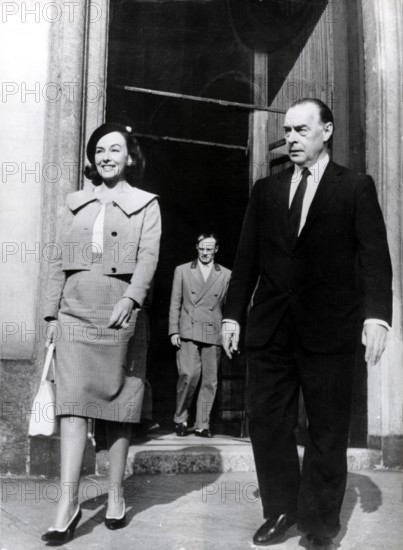 Erich Maria REMARQUE with his wife in Milan 1959