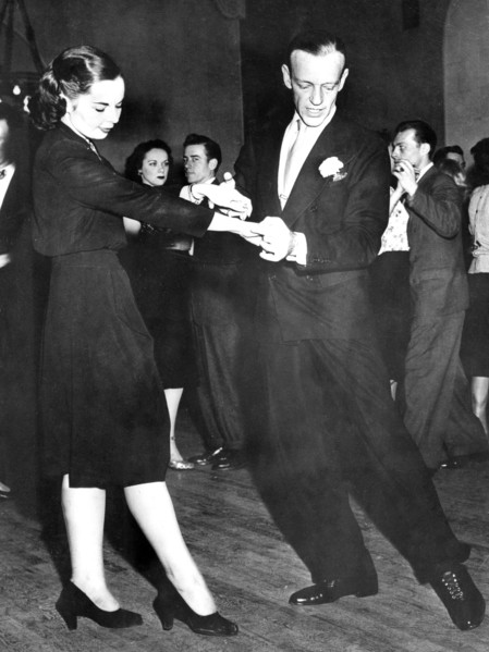 Fred ASTAIRE gives lessons in his dance school