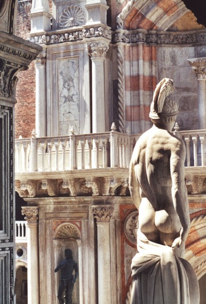 Le Palais Ducal à Venise : la statue de Mars de dos.