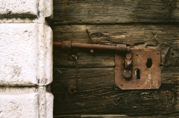 Venise : détail d'une poignée de porte ancienne.