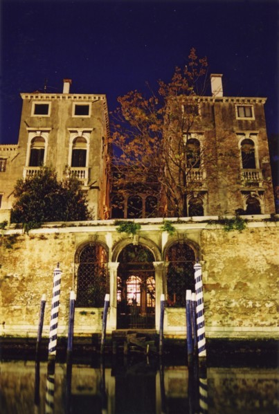Le Rio Ognissanti et le Consulat de France de nuit à Venise.