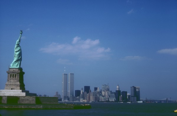 Vue de l'île de la Statue de la Liberté et du World Trade Center