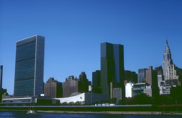 Vue du quartier général des Nations Unies et du Chrysler Building, Manhattan