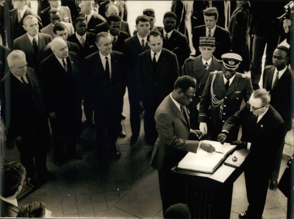 Mar. 30, 1971 - President of the Democratic Republic of the Congo, General Mobutu, who is currently on an official visit in Paris, went to the tomb of the unknown soldier at the Arc de Triomphe de L'E...