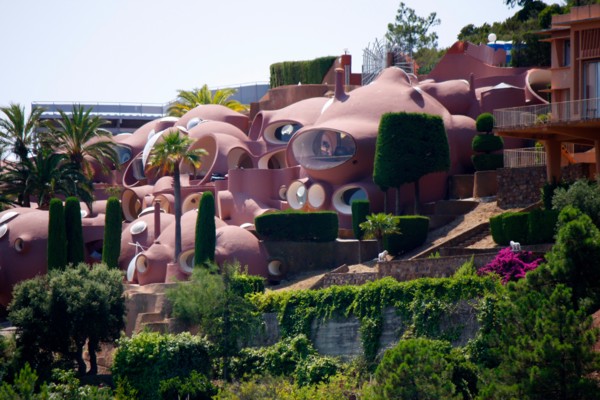 Impressionen: die Viilla "Le Palais Bulles" (Blasenpalast), die Pierrre Cardin gehoert, Theoule sur Mer, Cote d Azur, Frankreich.