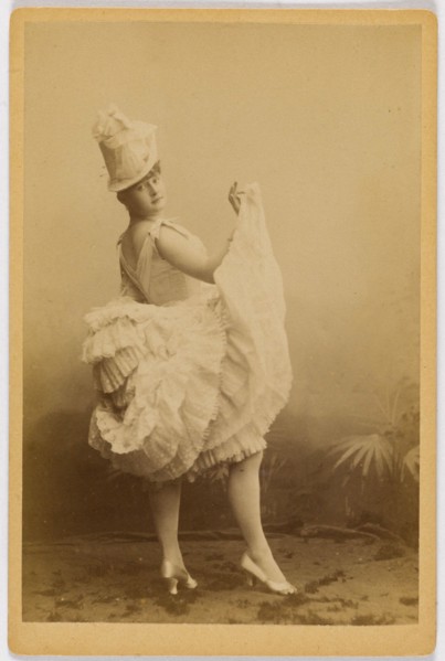 Portrait of La Goulue, a dancer "La Goulue (Louise Weber dite) (1869-1929), danseuse de cancan". Photographie anonyme. Tirage sur papier albuminé. Paris, musée Carnavalet.