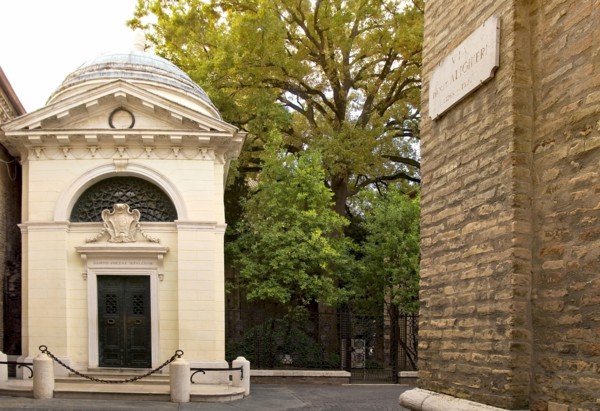 Image of the Sepolcro Dante in Ravenna, Emilia-Romagna, Italy. The Thomb of Dante Alighieri was build by Camillo Morigia in 1780.

Das Sepolcro Dante