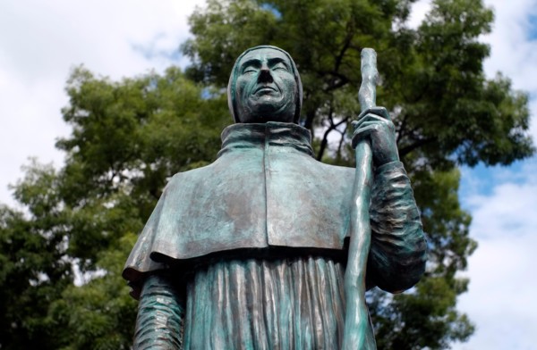 A statue of Pope Adrian VI, a Dutchman from Utrecht, is seen in a street in Utrecht, the Netherlands August 5, 2017. © John Voos