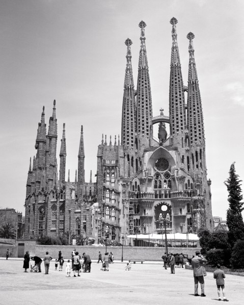 1950s THE GREAT UNFINISHED GOTHIC MODERNISME CATHEDRAL OF THE SAGRADA FAMILIA by ARCHITECT ANTONI GAUDI BARCELONA SPAIN - r3964 MAY001 HARS CREATIVITY FAITH SPIRITUAL UNIQUE BASILICA BELIEF BLACK AND ...