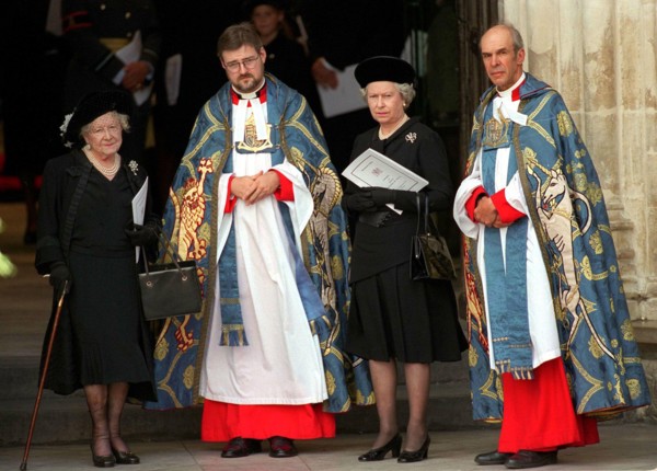 Queen Elizabeth II and the Queen Mother outside Westminster Abbey for the funeral of Diana, Princess of Wales on September 6, 1997 in London.