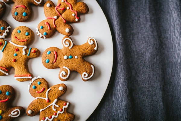 Gingerbread men on a dark background