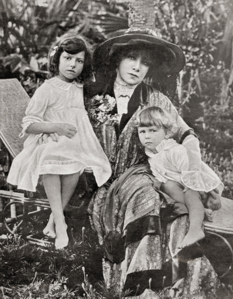 Sarah Bernhardt with her great grandchildren, the children of Mrs. Gross, Maurice Bernhardt's daughter.  Sarah Bernhardt born Henriette-Rosine Bernard, 1844 – 1923.  French stage actress.  From La Esf...