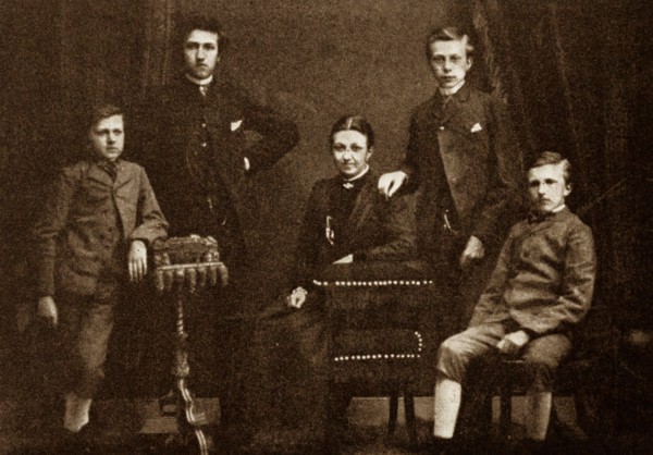 Family Portrait of the Mondrian family. From left to right: Carel (1880-1956) Piet (1872-1944) Johanna (1870-1939) Willem (1874-1945) Louis (1877-1943) The photo is dated 1890.