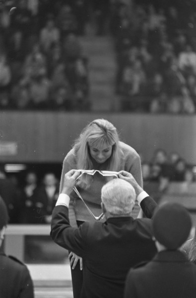 Winter Olympics in Grenoble. Honour of Carry Geijssen, winner of the gold medal in skating for women over 1000 meters. Date: 11 February 1968 Location: Grenoble Keywords: skating, sport Person name: G...